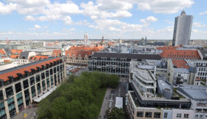Dieser Blick öffnet sich von der Thomaskirche über Leipzig. Foto: André Kempner