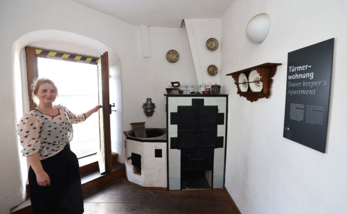 Carolyn Rau zeigt die Türmerwohnung in der Thomaskirche hoch über Leipzig. Foto: André Kempner