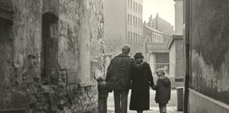 "Aus der Kuchgartenstra&szlig;e nach Gr&uuml;nau": Eindr&uuml;ckliche Foto-Collagen von Karla Voigt zeigt die gleichnamige Ausstellung im Stadtteilladen Gr&uuml;nau. Foto: Karla Voigt