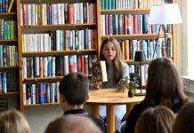 Leipzigerin gewinnt Landesfinale des Vorlesewettbewerbs in Grimma Die diesjährige sächsische Landessiegerin im Vorlesen steht fest: Gretel Kopp, Schülerin des Gymnasiums der Robert-Schumann-Schule in Leipzig setzte sich beim Landesentscheid in Grimma gegen sechs Mitbewerberinnen und Mitbewerber durch. Foto: Thomas Kube
