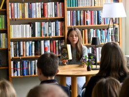Die diesj&auml;hrige s&auml;chsische Landessiegerin im Vorlesen steht fest: Gretel Kopp, Sch&uuml;lerin des Gymnasiums der Robert-Schumann-Schule in Leipzig setzte sich beim Landesentscheid in Grimma gegen sechs Mitbewerberinnen und Mitbewerber durch. Foto: Thomas Kube