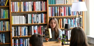 Die diesj&auml;hrige s&auml;chsische Landessiegerin im Vorlesen steht fest: Gretel Kopp, Sch&uuml;lerin des Gymnasiums der Robert-Schumann-Schule in Leipzig setzte sich beim Landesentscheid in Grimma gegen sechs Mitbewerberinnen und Mitbewerber durch. Foto: Thomas Kube