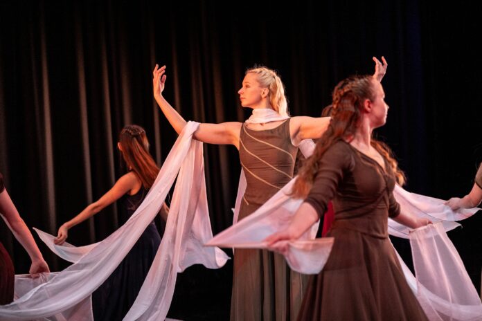 Der Tanzabend ist f&uuml;r das Kinder- und Jugendballett mit Zoe Karstens (m.) das Highlight des Jahres. Foto: Ronny Ristok