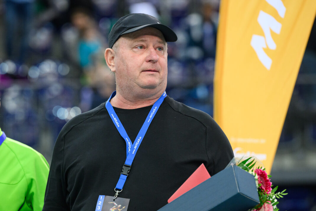 Unterwegs im Dienst der Leichtathlektik: Tasso Hanke organisiert seit 21 Jahren auch das Nach- wuchs-Event Mitgas-Indoor Meeting – auch dafür gibt es die Ehrennadel. Foto: Christian Modla Unterwegs im Dienst der Leichtathlektik: Tasso Hanke organisiert seit 21 Jahren auch das Nach- wuchs-Event Mitgas-Indoor Meeting – auch dafür gibt es die Ehrennadel. Foto: Christian Modla