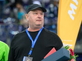 Unterwegs im Dienst der Leichtathlektik: Tasso Hanke organisiert seit 21 Jahren auch das Nach- wuchs-Event Mitgas-Indoor Meeting &ndash; auch daf&uuml;r gibt es die Ehrennadel. Foto: Christian Modla
