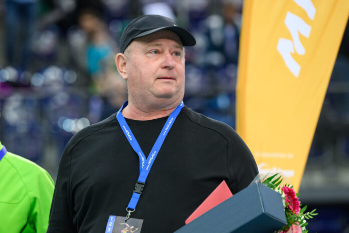 Unterwegs im Dienst der Leichtathlektik: Tasso Hanke organisiert seit 21 Jahren auch das Nach- wuchs-Event Mitgas-Indoor Meeting &ndash; auch daf&uuml;r gibt es die Ehrennadel. Foto: Christian Modla