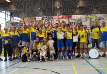 Gemeinsam mit Fans und Vereinsmitgliedern feierten Luca Rademann und Marc Kaulin (vorn, mit Urkunden) die Silbermedaille bei den Deutschen Meisterschaften in Duderstadt. Foto: D. Rademann
