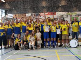 Gemeinsam mit Fans und Vereinsmitgliedern feierten Luca Rademann und Marc Kaulin (vorn, mit Urkunden) die Silbermedaille bei den Deutschen Meisterschaften in Duderstadt. Foto: D. Rademann
