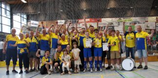 Gemeinsam mit Fans und Vereinsmitgliedern feierten Luca Rademann und Marc Kaulin (vorn, mit Urkunden) die Silbermedaille bei den Deutschen Meisterschaften in Duderstadt. Foto: D. Rademann