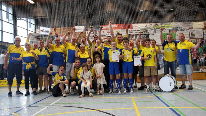 Gemeinsam mit Fans und Vereinsmitgliedern feierten Luca Rademann und Marc Kaulin (vorn, mit Urkunden) die Silbermedaille bei den Deutschen Meisterschaften in Duderstadt. Foto: D. Rademann
