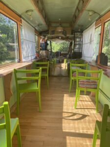 In der alten Traum finden sich neuer Fußboden und neue Stühle. Oben aber ist alles noch original. Foto: Gina Apitz