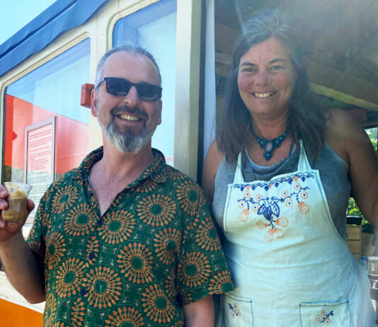 Clemens Voigt ist der Chef auf dem Campingplatz. Das Caf&eacute; betreibt Antje Krug. Foto: Gina Apitz