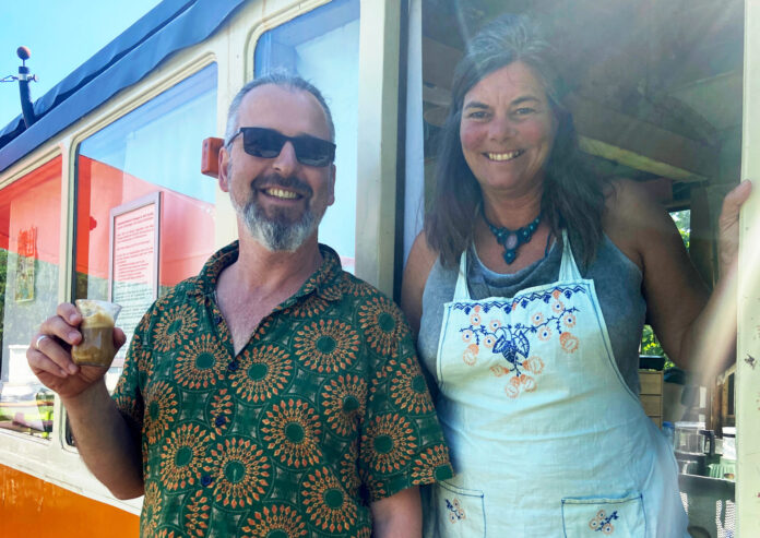 Clemens Voigt ist der Chef auf dem Campingplatz. Das Café betreibt Antje Krug. Foto: Gina Apitz Clemens Voigt ist der Chef auf dem Campingplatz. Das Café betreibt Antje Krug. Foto: Gina Apitz
