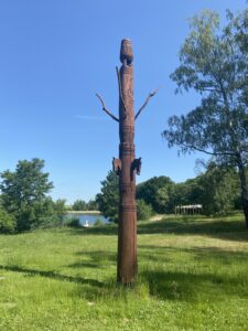 Die jakutische Stele steht an einer zentralen Stelle auf dem Campingplatz. Foto: Gina Apitz