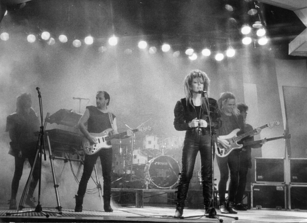 Das undatierte Archivbild zeigt &bdquo;Silly&ldquo; mit der verstorbenen S&auml;n-gerin Tamara Danz (vorn) bei einem Konzert. Foto: LVZ-Archiv