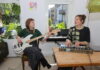 Die Musikerinnen Sophia G&uuml;nst und Annelie Wei&szlig;el sind "G&ouml;rda", hier in ihrer Band-WG in Leipzig. Foto: Dirk Knofe