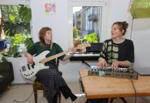 Die Musikerinnen Sophia G&uuml;nst und Annelie Wei&szlig;el sind "G&ouml;rda", hier in ihrer Band-WG in Leipzig. Foto: Dirk Knofe