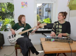Die Musikerinnen Sophia G&uuml;nst und Annelie Wei&szlig;el sind "G&ouml;rda", hier in ihrer Band-WG in Leipzig. Foto: Dirk Knofe