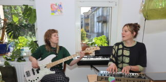 Die Musikerinnen Sophia G&uuml;nst und Annelie Wei&szlig;el sind "G&ouml;rda", hier in ihrer Band-WG in Leipzig. Foto: Dirk Knofe