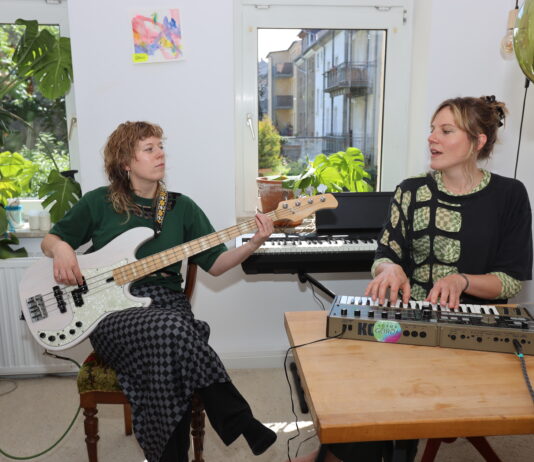 Die Musikerinnen Sophia G&uuml;nst und Annelie Wei&szlig;el sind "G&ouml;rda", hier in ihrer Band-WG in Leipzig. Foto: Dirk Knofe