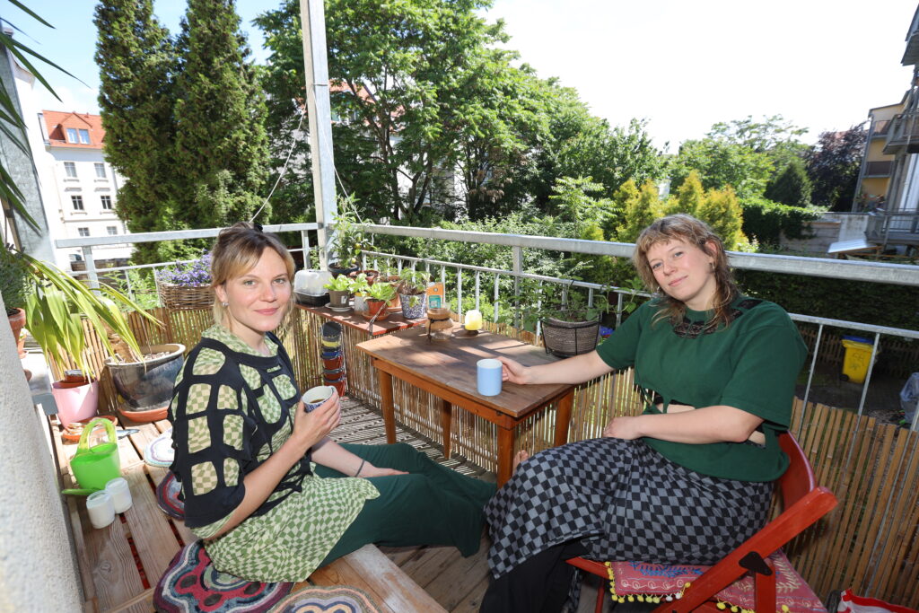 Sophia Günst (l) und Annelie Weißel (r) leben und arbeiten in ihrer Band-WG. Foto: Dirk Knofe