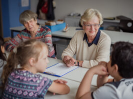 Senioren ab 55 Jahren werden als Streitschlichter f&uuml;r Leipziger Grundschulen gesucht. Foto: Daniel Devecioglu