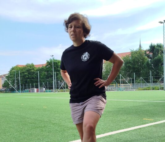 Ehrenamtlich f&uuml;r die Bambini-Fu&szlig;ballerinnen vom Roten Stern Leipzig am Ball: Daf&uuml;r erhielt Luise Popp jetzt den 6000. Leipziger EhrenamtsPass. Foto: Freiwilligen-Agentur Leipzig