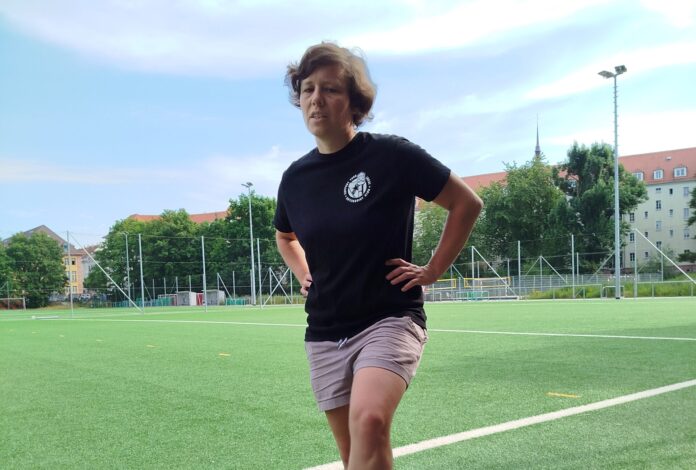 Ehrenamtlich f&uuml;r die Bambini-Fu&szlig;ballerinnen vom Roten Stern Leipzig am Ball: Daf&uuml;r erhielt Luise Popp jetzt den 6000. Leipziger EhrenamtsPass. Foto: Freiwilligen-Agentur Leipzig