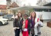 Angelina wird nach ihrer letzten Operation am Haupteingang des Diakonissenkrankenhauses Leipzig von den Friedensdorf-Mitarbeiterinnen Olivia H&ouml;che (l.) und Manuela Rossi in Empfang genommen. Foto: Friedensdorf International