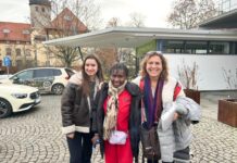 Angelina wird nach ihrer letzten Operation am Haupteingang des Diakonissenkrankenhauses Leipzig von den Friedensdorf-Mitarbeiterinnen Olivia H&ouml;che (l.) und Manuela Rossi in Empfang genommen. Foto: Friedensdorf International
