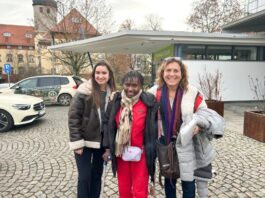 Angelina wird nach ihrer letzten Operation am Haupteingang des Diakonissenkrankenhauses Leipzig von den Friedensdorf-Mitarbeiterinnen Olivia H&ouml;che (l.) und Manuela Rossi in Empfang genommen. Foto: Friedensdorf International