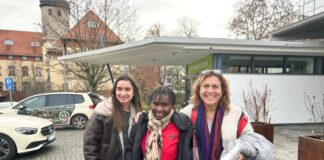 Angelina wird nach ihrer letzten Operation am Haupteingang des Diakonissenkrankenhauses Leipzig von den Friedensdorf-Mitarbeiterinnen Olivia H&ouml;che (l.) und Manuela Rossi in Empfang genommen. Foto: Friedensdorf International