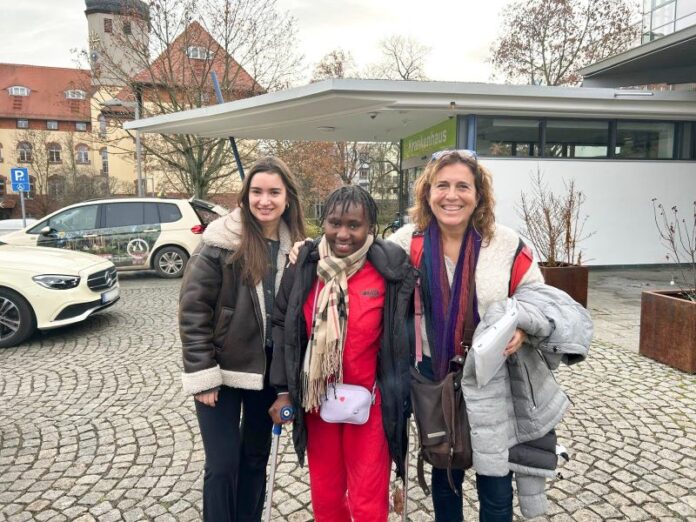 Angelina wird nach ihrer letzten Operation am Haupteingang des Diakonissenkrankenhauses Leipzig von den Friedensdorf-Mitarbeiterinnen Olivia H&ouml;che (l.) und Manuela Rossi in Empfang genommen. Foto: Friedensdorf International