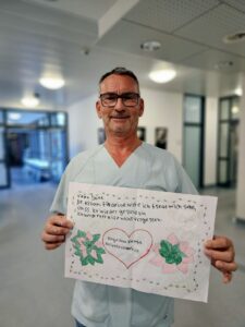 Dr. Ulf Kilian, Chefarzt der Klinik f&uuml;r Unfallchirurgie und Orthop&auml;die im Leipziger Diako, freut sich nach erfolgreicher Behandlung &uuml;ber einen pers&ouml;nlichen Gru&szlig; von Angelina aus ihrer Heimat in Angola. Foto: Alexander Friebel 