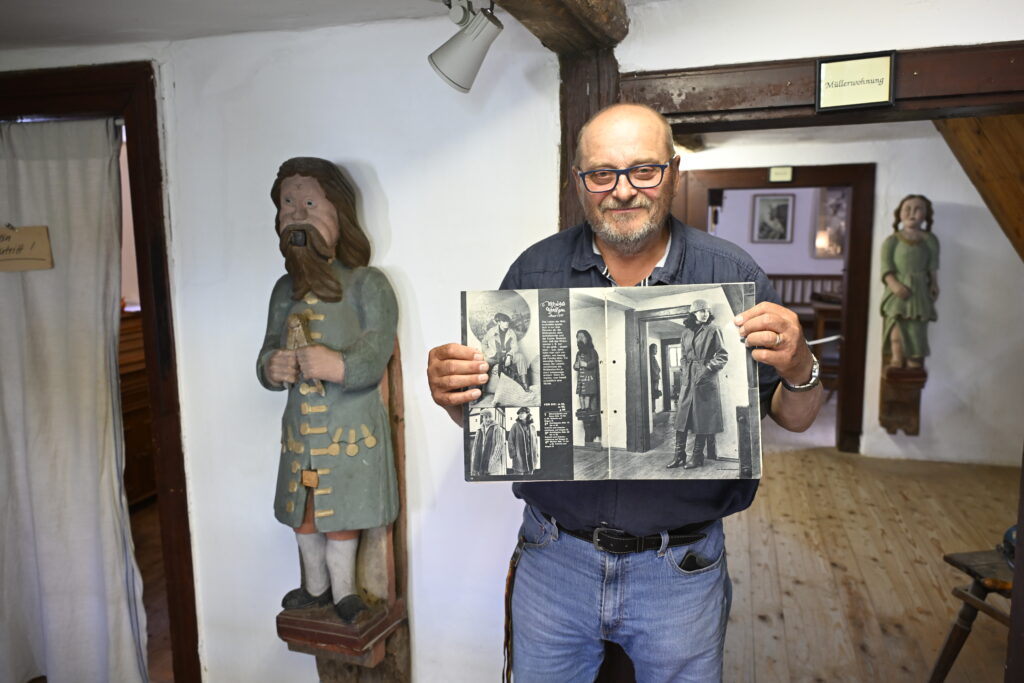 Hans Henning Ruhmer mit der DDR-Modezeitschrift PRAMO, in deren Innenteil Aufnahmen aus der Mühle präsentiert werden. Foto: Thomas Kube