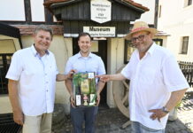 Wer rettet die Mühle? Höfgen feiert 50 Jahre Museum – und sucht die nächste Generation Die beiden Vereinsvorstände Dr. Michael Hofmann (li.) und Hans Henning Ruhmer (re.) bekamen von Grimmas Oberbürgermeister Tino Kießig (parteilos) zum 50-jährigen Bestehen des Museums eine lukullische Aufmerksamkeit überreicht. Foto: Thomas Kube