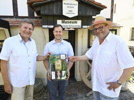 Die beiden Vereinsvorst&auml;nde Dr. Michael Hofmann (li.) und Hans Henning Ruhmer (re.) bekamen von Grimmas Oberb&uuml;rgermeister Tino Kie&szlig;ig (parteilos) zum 50-j&auml;hrigen Bestehen des Museums eine lukullische Aufmerksamkeit &uuml;berreicht. Foto: Thomas Kube