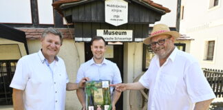 Die beiden Vereinsvorst&auml;nde Dr. Michael Hofmann (li.) und Hans Henning Ruhmer (re.) bekamen von Grimmas Oberb&uuml;rgermeister Tino Kie&szlig;ig (parteilos) zum 50-j&auml;hrigen Bestehen des Museums eine lukullische Aufmerksamkeit &uuml;berreicht. Foto: Thomas Kube