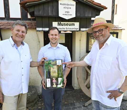 Die beiden Vereinsvorst&auml;nde Dr. Michael Hofmann (li.) und Hans Henning Ruhmer (re.) bekamen von Grimmas Oberb&uuml;rgermeister Tino Kie&szlig;ig (parteilos) zum 50-j&auml;hrigen Bestehen des Museums eine lukullische Aufmerksamkeit &uuml;berreicht. Foto: Thomas Kube