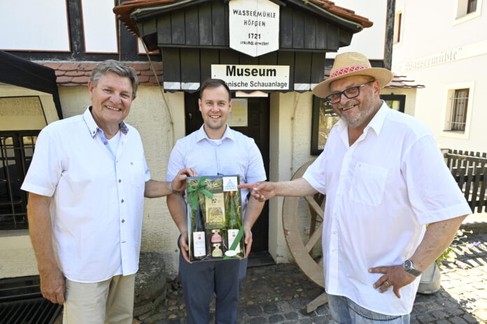 Die beiden Vereinsvorstände Dr. Michael Hofmann (li.) und Hans Henning Ruhmer (re.) bekamen von Grimmas Oberbürgermeister Tino Kießig (parteilos) zum 50-jährigen Bestehen des Museums eine lukullische Aufmerksamkeit überreicht. Foto: Thomas Kube Die beiden Vereinsvorstände Dr. Michael Hofmann (li.) und Hans Henning Ruhmer (re.) bekamen von Grimmas Oberbürgermeister Tino Kießig (parteilos) zum 50-jährigen Bestehen des Museums eine lukullische Aufmerksamkeit überreicht. Foto: Thomas Kube