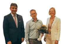 Landrat Henry Graichen und die Zweite Beigeordnete, Ines L&uuml;pfert, gratulieren Christian Kaupke, der die Leitung des Sozialamtes ab 1. Januar 2027 &uuml;bernimmt. Foto: LK Leipzig