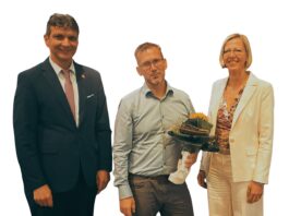Landrat Henry Graichen und die Zweite Beigeordnete, Ines L&uuml;pfert, gratulieren Christian Kaupke, der die Leitung des Sozialamtes ab 1. Januar 2027 &uuml;bernimmt. Foto: LK Leipzig