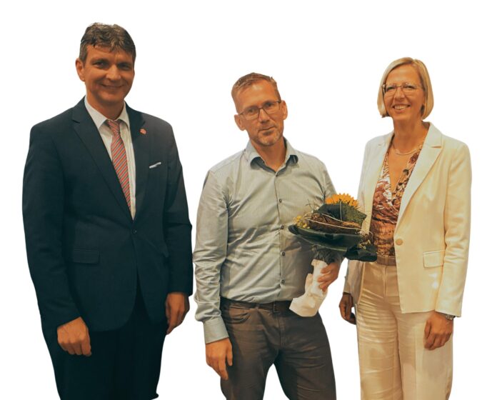 Landrat Henry Graichen und die Zweite Beigeordnete, Ines L&uuml;pfert, gratulieren Christian Kaupke, der die Leitung des Sozialamtes ab 1. Januar 2027 &uuml;bernimmt. Foto: LK Leipzig