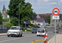 Mit Fahrspur-Einengungen wird es auch optisch nochmal deutlich gemacht: die Br&uuml;cke &uuml;ber die Bahngleise in Machern ist f&uuml;r Fahrzeuge &uuml;ber 7,5 Tonnen Gewicht gesperrt. Foto: Thomas Kube