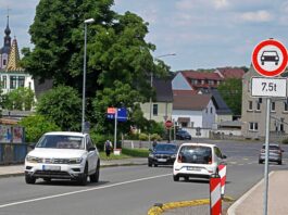 Mit Fahrspur-Einengungen wird es auch optisch nochmal deutlich gemacht: die Br&uuml;cke &uuml;ber die Bahngleise in Machern ist f&uuml;r Fahrzeuge &uuml;ber 7,5 Tonnen Gewicht gesperrt. Foto: Thomas Kube