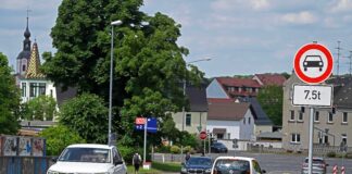 Mit Fahrspur-Einengungen wird es auch optisch nochmal deutlich gemacht: die Br&uuml;cke &uuml;ber die Bahngleise in Machern ist f&uuml;r Fahrzeuge &uuml;ber 7,5 Tonnen Gewicht gesperrt. Foto: Thomas Kube