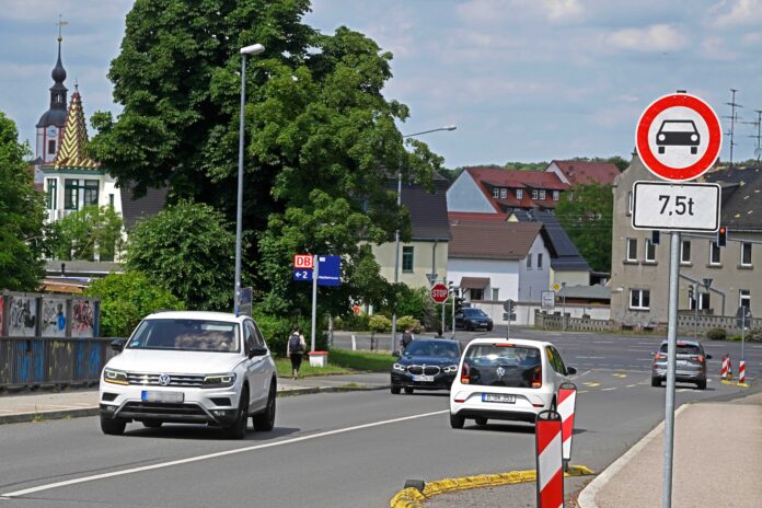 Mit Fahrspur-Einengungen wird es auch optisch nochmal deutlich gemacht: die Br&uuml;cke &uuml;ber die Bahngleise in Machern ist f&uuml;r Fahrzeuge &uuml;ber 7,5 Tonnen Gewicht gesperrt. Foto: Thomas Kube