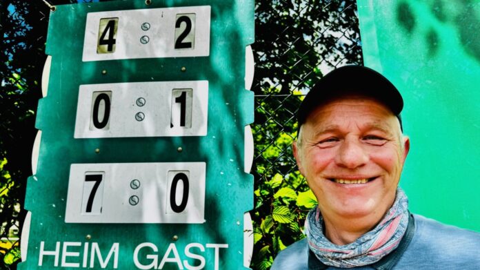 Dieter Kühn spricht über seine Definition von Glück, sein Leben mit Lok Leipzig und die Freude an der Gartenarbeit. Foto: Lars Preußer Dieter Kühn spricht über seine Definition von Glück, sein Leben mit Lok Leipzig und die Freude an der Gartenarbeit. Foto: Lars Preußer