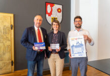Michael Hohenstein (LVZ-Post/l.) pr&auml;sentierte die Jubil&auml;umsbriefmarke gemeinsam mit Jeannette Krey&szlig;el, Gesch&auml;ftsf&uuml;hrerin des Tourismusverbandes Altenburger Land und Oberb&uuml;rgermeister Andr&eacute; Neumann. Foto: Franziska Ebert