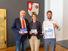 Michael Hohenstein (LVZ-Post/l.) pr&auml;sentierte die Jubil&auml;umsbriefmarke gemeinsam mit Jeannette Krey&szlig;el, Gesch&auml;ftsf&uuml;hrerin des Tourismusverbandes Altenburger Land und Oberb&uuml;rgermeister Andr&eacute; Neumann. Foto: Franziska Ebert